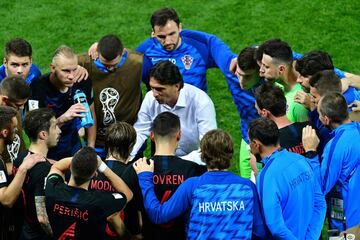 Zlatko Dalic con los jugadores antes de comenzar la prórroga.