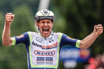 Taco Van der Hoorn, reacciona al cruzar la línea de meta para ganar la tercera etapa del Giro 2021, entre Biella y Canale, Piamonte.