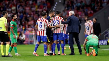 Momento en el que Nico Gonzalez abandonó el Atlético-Osasuna, aturdido, tras un golpe en la cabeza.