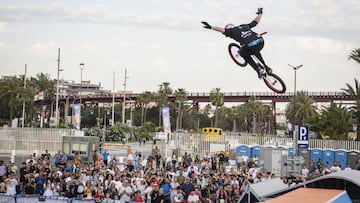 Un rider de BMX realiza un no hands en el Andaluc&iacute;a Urban, el s&aacute;bad 6 de mayo del 2023. 