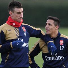 Figuras de Arsenal buscan convecer a Alexis Sánchez de seguir