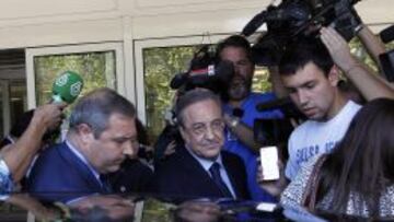 Florentino Pérez rodeado por los medios de comunicación, ayer, a la salida del hospital Gregorio Marañón.