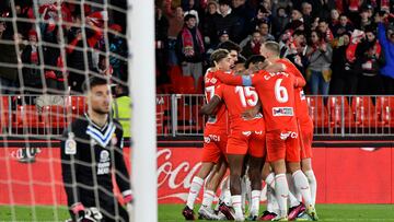 Los jugadores del Almería celebran uno de los goles ante el Espanyol.