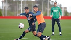 24-12-23. IGNACIO JERALDINO Y DIEGO SÁNCHEZ, EN UN ENTRENAMIENTO DEL SPORTING EN MAREO.