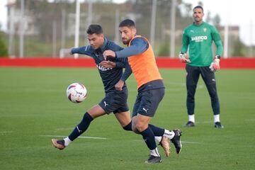 Ignacio Jeraldino y Diego Sánchez disputan el balón en un entrenamiento en Mareo.