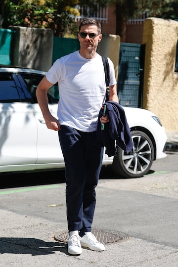El nuevo entrenador del Real Madrid, Xabi Alonso, llega a su casa en Madrid.