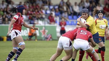 Saura Jaurena (2d), intenta avanzar con el oval ante varias jugadoras de lHong Kong, durante el partido preparatorio que ambas selecciones han jugado esta tarde en Valladolid.