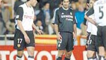 <b>TÁNGANA.</b> David Navarro le hizo una fea entrada a Figo el miércoles.