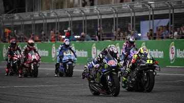 Fabio Quartararo lidera con la Yamaha una práctica de salida para los pilotos de MotoGP.