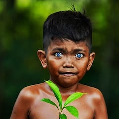 El síndrome Waardenburg, la rara condición genética que está cambiando el color de ojos de tribus de Indonesia