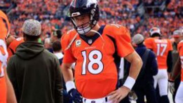 Peyton Manning en la banda en el partido de los Broncos contra los Chiefs.