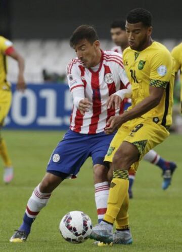 Edgar Benítez y Adrian Mariappa.