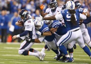 Peyton Manning de los Denver Broncos intenta anotar en el partido contra los Indianapolis Colts.