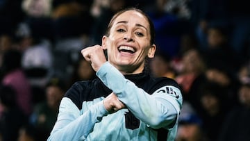 Esther lo vuelve a hacer