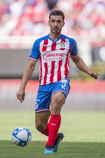 Tras un año en España, donde militó en el Real Oviedo, el zaguero mexicano regresó a la Liga MX para vestir la camiseta de Chivas.