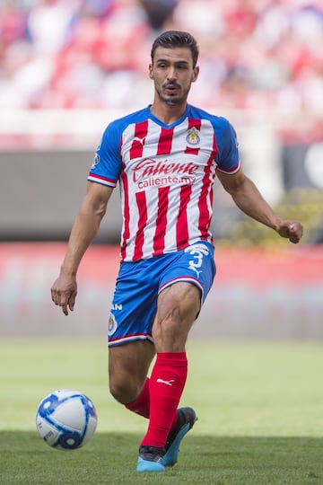 Tras un año en España, donde militó en el Real Oviedo, el zaguero mexicano regresó a la Liga MX para vestir la camiseta de Chivas. 