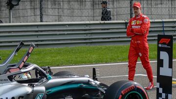 Vettel mira al Mercedes en China 2019.