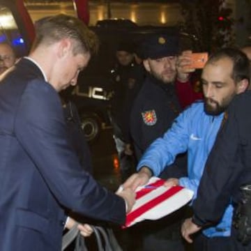 El Atlético fue recibido por varios aficionados rojiblancos en Vigo a su llegada hacia las 20:30 horas. Los colchoneros hicieron noche en el hotel NH Palacio de Vigo.