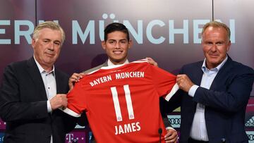 James Rodríguez, con Ancelotti y Rummenigge, durante su presentación como jugador del Bayern.