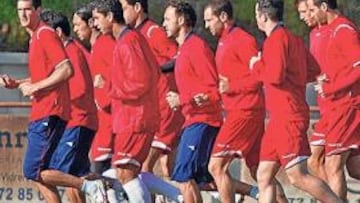 <b>A JUGAR. </b>Antonio Calle (liderando el grupo) debutará en enero.