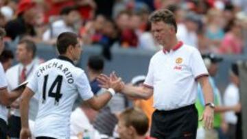 Chicharito y Louis Van Gaal con el Manchester United.