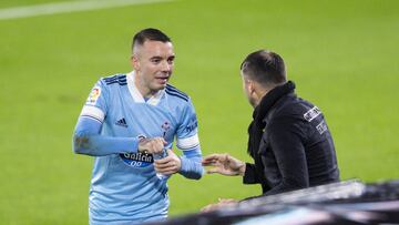 Iago Aspas conversa con Eduardo Coudet durante el partido entre el Celta y el C&aacute;diz.