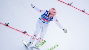 Stefan Kraft aterriza en uno de sus saltos en Innsbruck.