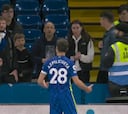 Esto es muy, muy raro de ver: Azpilicueta se encara con un fan después del desastre en el derbi