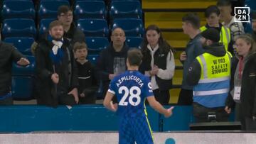 Esto es muy, muy raro de ver: Azpilicueta se encara con un fan después del desastre en el derbi