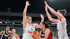 Marine Fauthoux, base de Francia, antes de ser taponada por Kyara Linskens y Emma Meesseman, de Bélgica en las semifinales del Eurobasket.