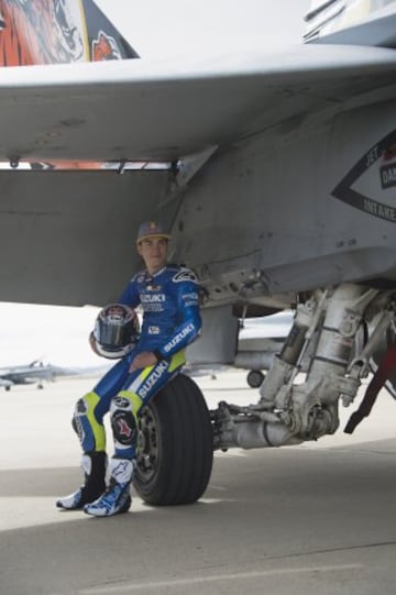 El piloto de Suzuki Maverick Viñales  ha pilotado el avión de combate F-18 de la Base Aérea de Zaragoza, con el que ha pasado del asfalto del circuito de MotorLand, donde competirá el próximo domingo en MotoGP, al cielo de Aragón. Viñales, cuyo nombre, Maverick, se debe al fervor que sentía su padre, Ángel, por el protagonista de la película "Top Gun" que protagonizaba Tom Cruise, y en el que interpretaba el papel de un piloto de combate, ha logrado hoy hacer realidad otra de sus pasiones al subirse a un caza del ejército español.