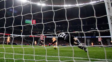 El portero del Athletic Club Agirrezabalaga no pudo hacer nada en el 1-0 de Griezmann. 

