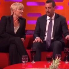 Polémica con Adam Sandler por tocarle la pierna a Claire Foy