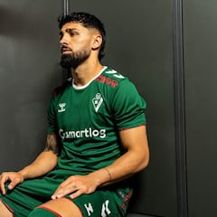 Los colores de la ikurriña tiñen la tercera equipación del Eibar