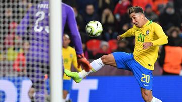 Roberto Firmino remata para marcar el gol de empate de Brasil ante República Checa.