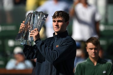 Draper levanta el trofeo de campeón de Indian Wells.