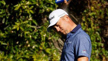PACIFIC PALISADES, CALIFORNIA - FEBRUARY 16: Justin Thomas of the United States applies sunscreen during the pro-am prior to The Genesis Invitational at Riviera Country Club on February 16, 2022 in Pacific Palisades, California. Cliff Hawkins/Getty Images/AFP
== FOR NEWSPAPERS, INTERNET, TELCOS & TELEVISION USE ONLY ==
