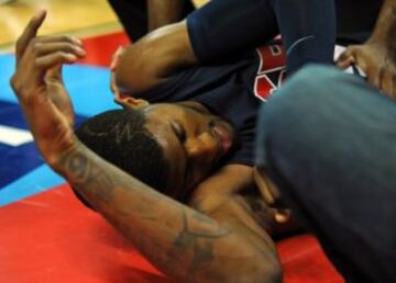 Paul George es atendido después de sufrir una grave fractura de tibia y peroné en su pierna derecha.