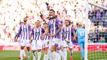 VALLADOLID, SPAIN - NOVEMBER 05: Javier Sanchez of Real Valladolid celebrates after scoring goal during the LaLiga Santander match between Real Valladolid CF and Elche CF at Estadio Municipal Jose Zorrilla on November 05, 2022 in Valladolid, Spain. (Photo by Juan Manuel Serrano Arce/Getty Images)