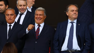 Soccer Football - LaLiga - FC Barcelona v Real Sociedad - Estadi Olimpic Lluis Companys, Barcelona, Spain - September 28, 2025 FC Barcelona president Joan Laporta and Real Sociedad president Jokin Aperribay before the match REUTERS/Albert Gea