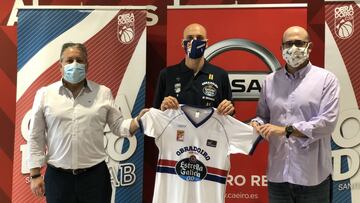 Albert Oliver, durante su presentaciín con el Monbus Obradoiro.