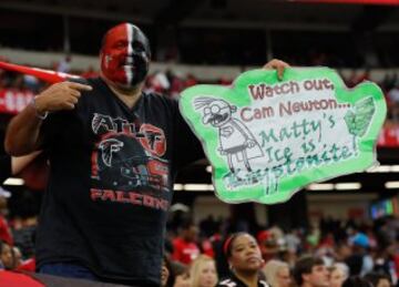 Este fan de los Falcons advierte a Cam Newton de que el hielo de Matty es kriptonita. No sabemos quien es Matty, pero sus refrescos deben estar mal¨ªsimos...
