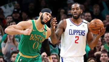 BOSTON, MASSACHUSETTS - FEBRUARY 13: Jayson Tatum #0 of the Boston Celtics celebrates as Kawhi Leonard #2 of the LA Clippers reacts to a double dribbling call against him at TD Garden on February 13, 2020 in Boston, Massachusetts. The Celtics defeat the Clippers in double overtime 141-133.   Maddie Meyer/Getty Images/AFP
 == FOR NEWSPAPERS, INTERNET, TELCOS &amp; TELEVISION USE ONLY ==