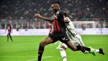 AC Milan's Portuguese forward Rafael Leao (L) runs with the ball next to Juventus' US midfielder Weston McKennie during the Italian Serie A football match between AC Milan and Juventus at the San Siro stadium in Milan on October 8, 2022. (Photo by Isabella BONOTTO / AFP)