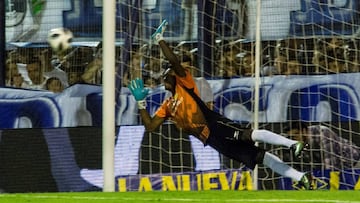 El portero colombiano Iván Mauricio Arboleda atajando un penal en el triunfo de Banfield sobre Gimnasia y Esgrima de La Plata por Superliga Argentina