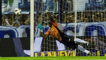 El portero colombiano Iv&aacute;n Mauricio Arboleda atajando un penal en el triunfo de Banfield sobre Gimnasia y Esgrima de La Plata por Superliga Argentina