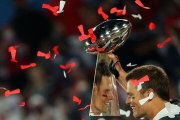 TAMPA, FLORIDA - 07 DE FEBRERO: Tom Brady #12 de los Tampa Bay Buccaneers celebra mientras se refleja en el Trofeo Lombardi después de derrotar a los Kansas City Chiefs en el Super Bowl LV en el Raymond James Stadium el 07 de febrero de 2021 en Tampa, Florida. Los Buccaneers derrotaron a los Chiefs por 31-9. 