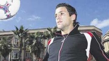 <b>MALABARISTA. </b>Paco Esteban juega en casa. Es granadino, conoce el campo del Baza y está con hambre de minutos. el año pasado ya cuajó buenas actuaciones en la Copa. Quiere repetir.