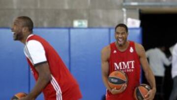 BUEN AMBIENTE. Marcus Slaughter y Tremmell Darden bromean durante un entrenamiento. En el Madrid se lo pasan bien.