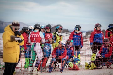 Participantes de la categor&iacute;a femenina de eslalon en Sierra Nevada.